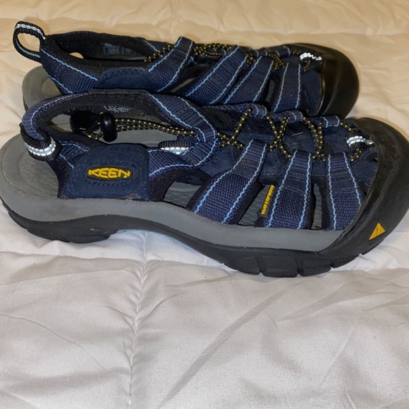 Keen hiking shoes women’s size 6 - Picture 3 of 7